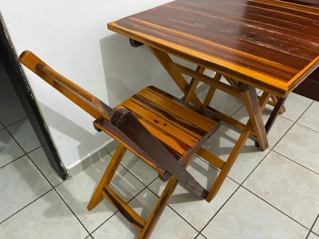 Conjunto mesa + 4 cadeiras dobráveis de madeira - Foto 4