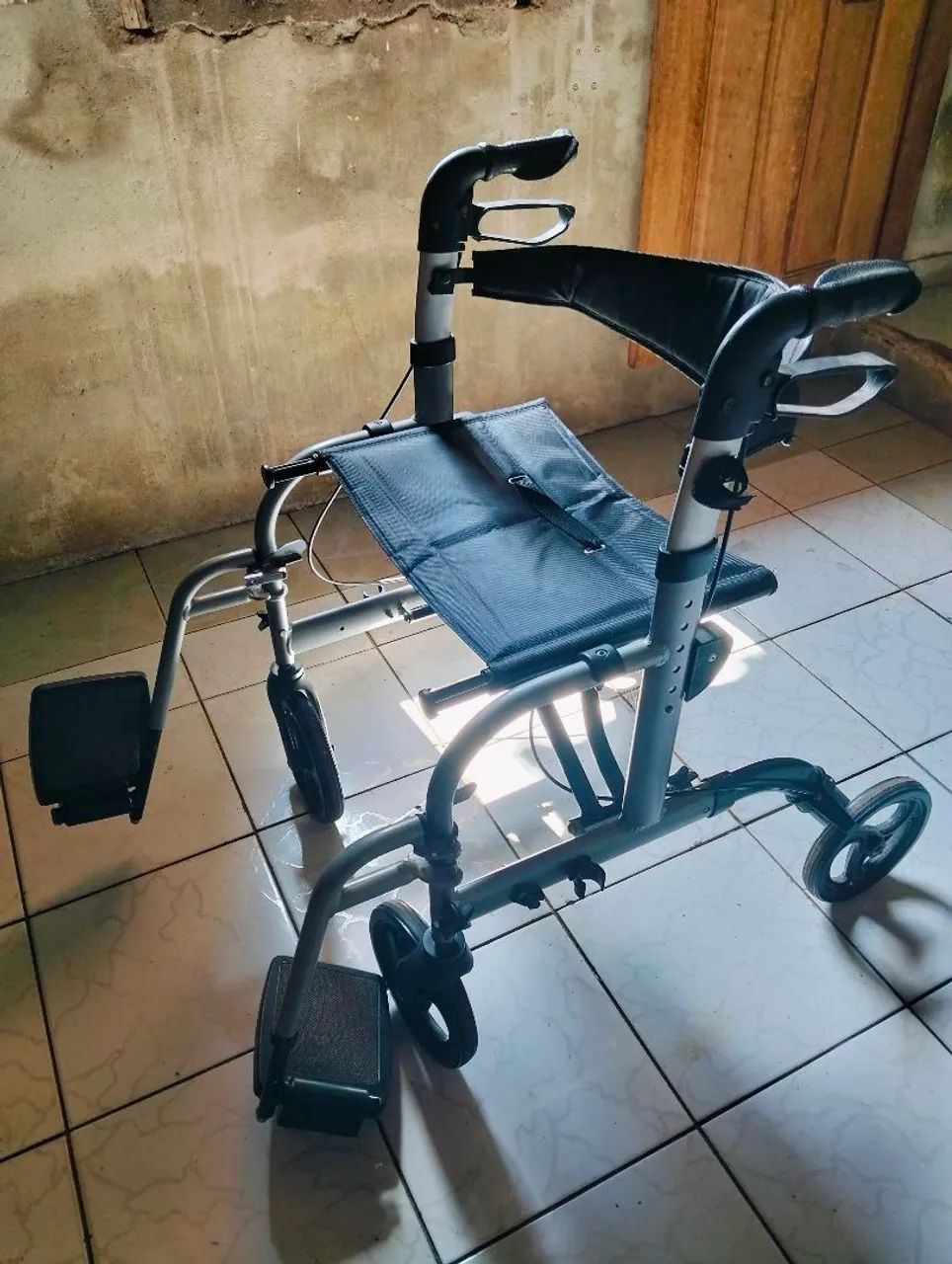 Vende-se Cadeira de rodas com duas funções.