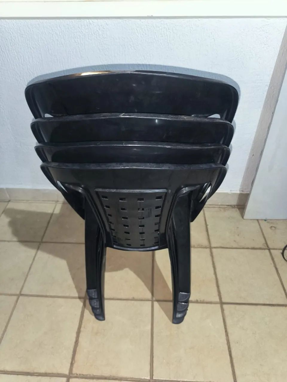 Conjunto Com Uma Mesa Redonda e Quatro (4) Cadeiras Plásticas Ótimo Estado de Conservação - Foto 2