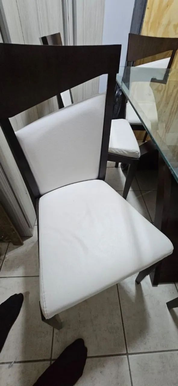 Mesa de jantar com 6 cadeiras em madeira maciça com tampo de vidro temperado  - Foto 3