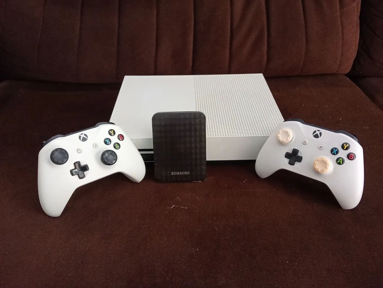 Xbox one S + 2 controles + HD 1 tb