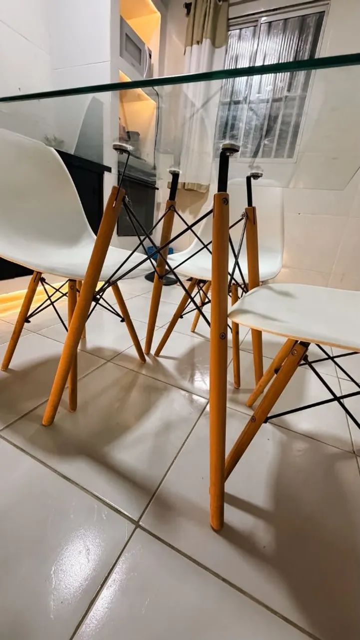 Mesa de vidro estilo Eames com 4 cadeiras Eiffel  - Foto 4