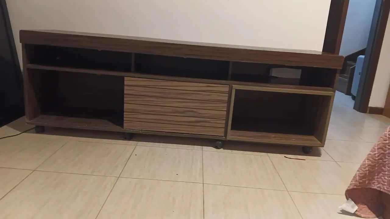 Rack e mesa madeira com tampo de vidro.
