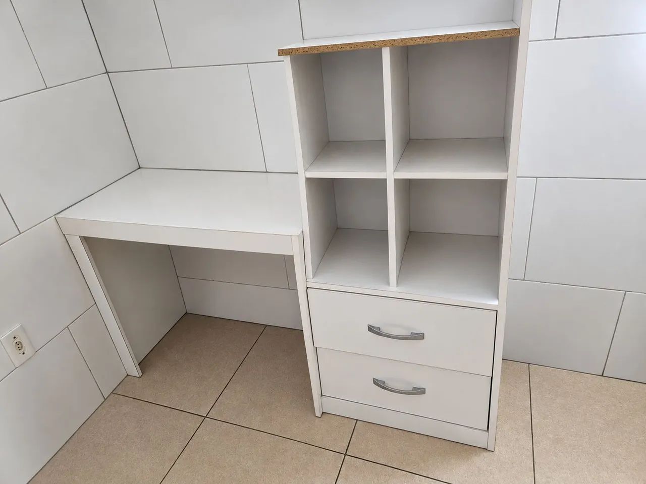 Escrivaninha com 2 gavetas e nichos