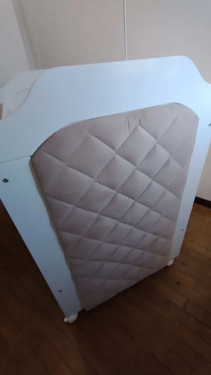 BERÇO INFANTIL BRANCO COM SUEDE E COM COLCHÃO - ÓTIMO ESTADO - Foto 4