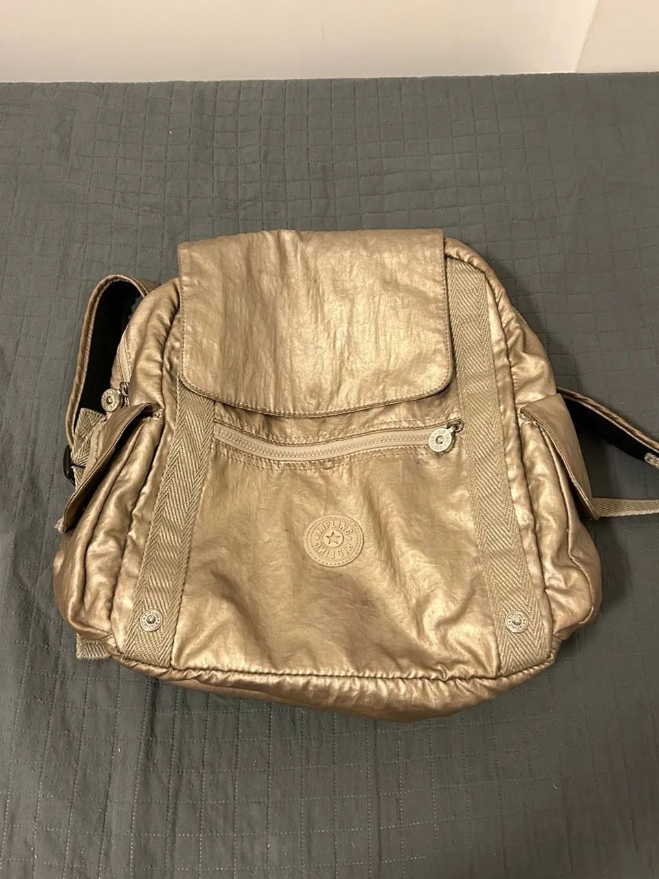 mochila kipling dourada