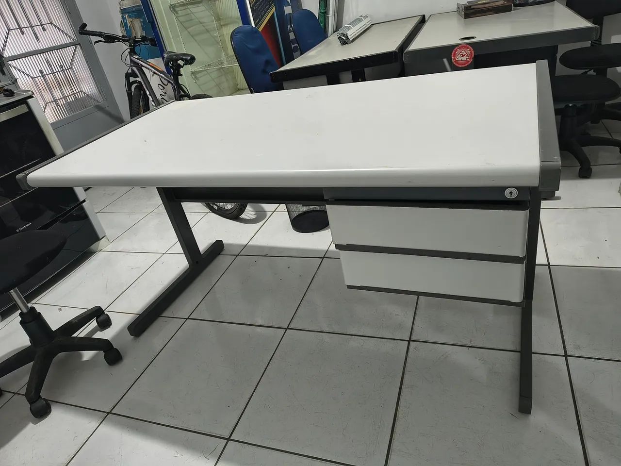 Mesa em aço escritório com gavetas - Foto 2