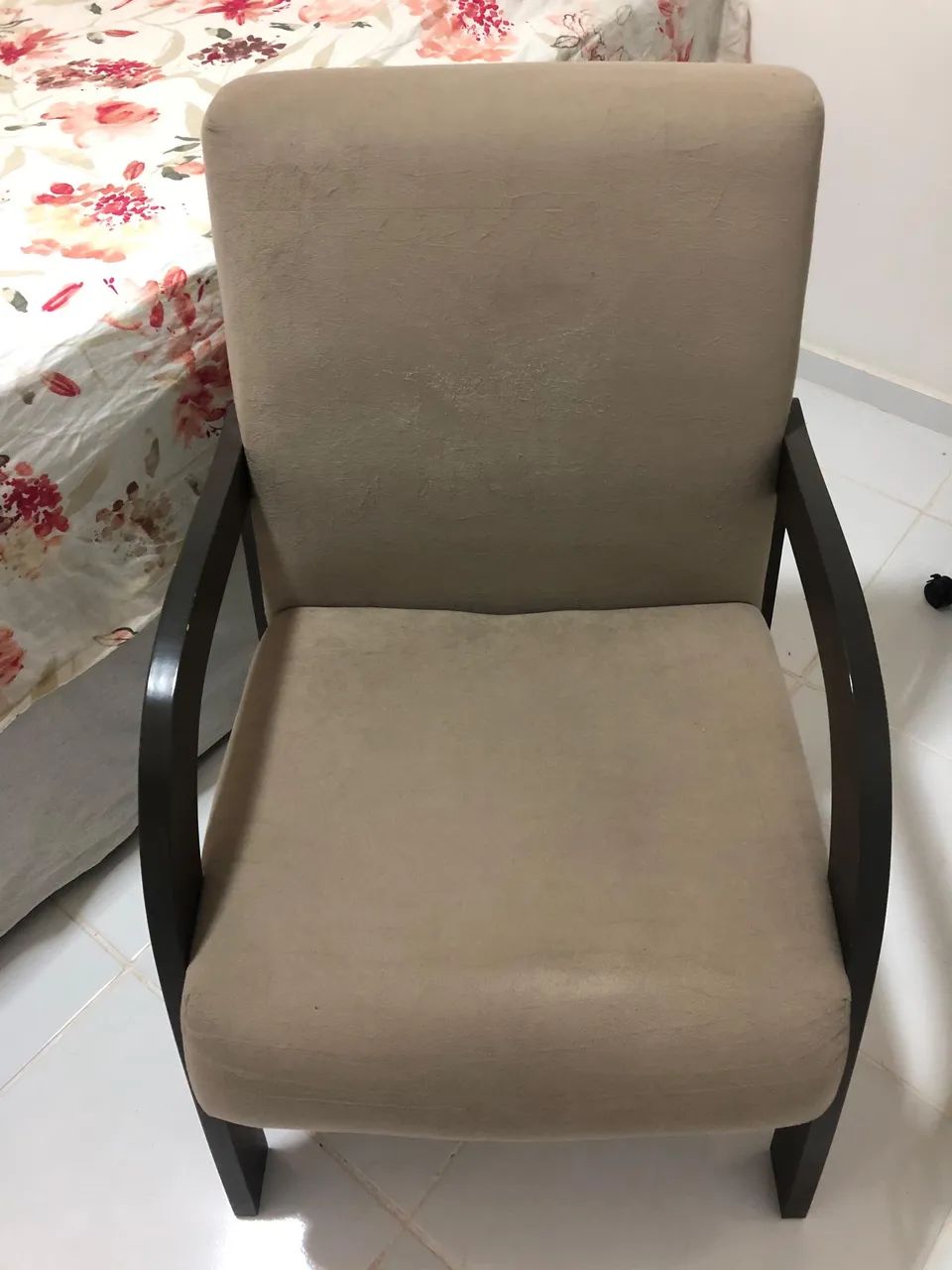 Poltrona em tecido suede