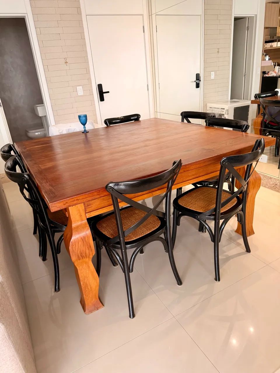 Mesa de madeira de 8 lugares com jogo de cadeiras  - Foto 4