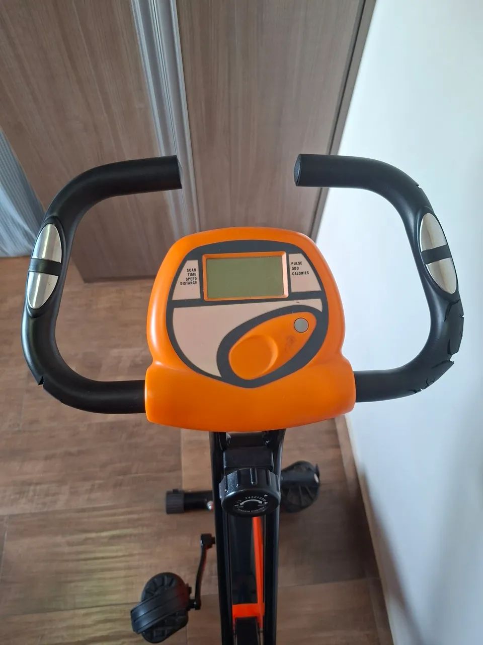Bicicleta Ergométrica Dobrável WCT Fitness - Suporta 180kg, 10 níveis de tensão - Foto 3