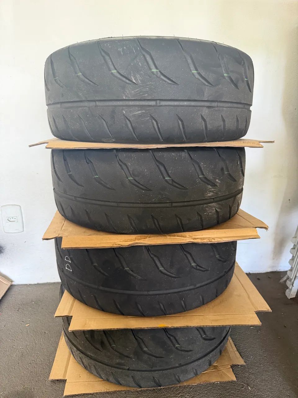 Vendo Roda Rodera Evo multífuro  4x100 e 4x108 + Pneus semi slick r888 - Foto 2