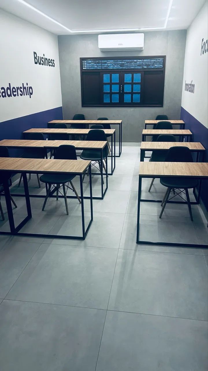 Sala de aula mobiliada 