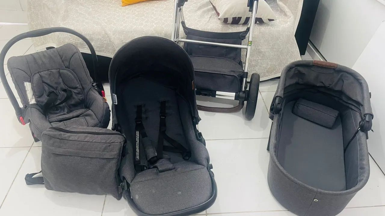 Carrinho de bebê com bebê conforto 