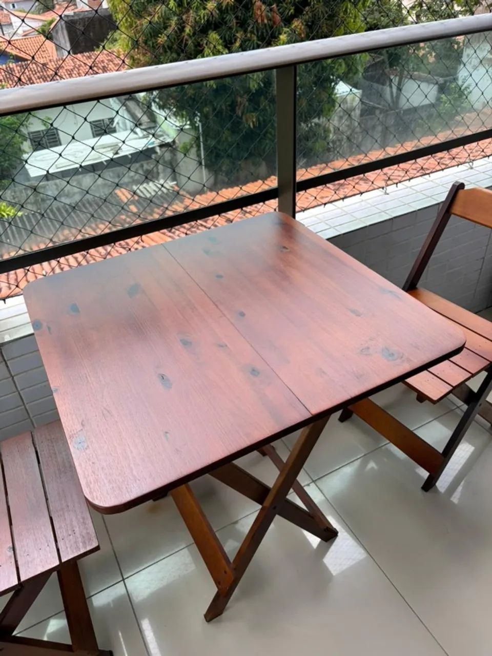Mesa e duas cadeiras em madeira - dobráveis - Foto 5