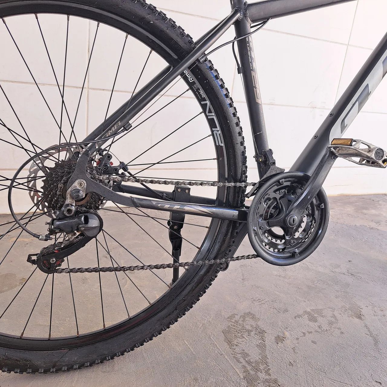 Bicicleta Aro29 GTI preta - Foto 3