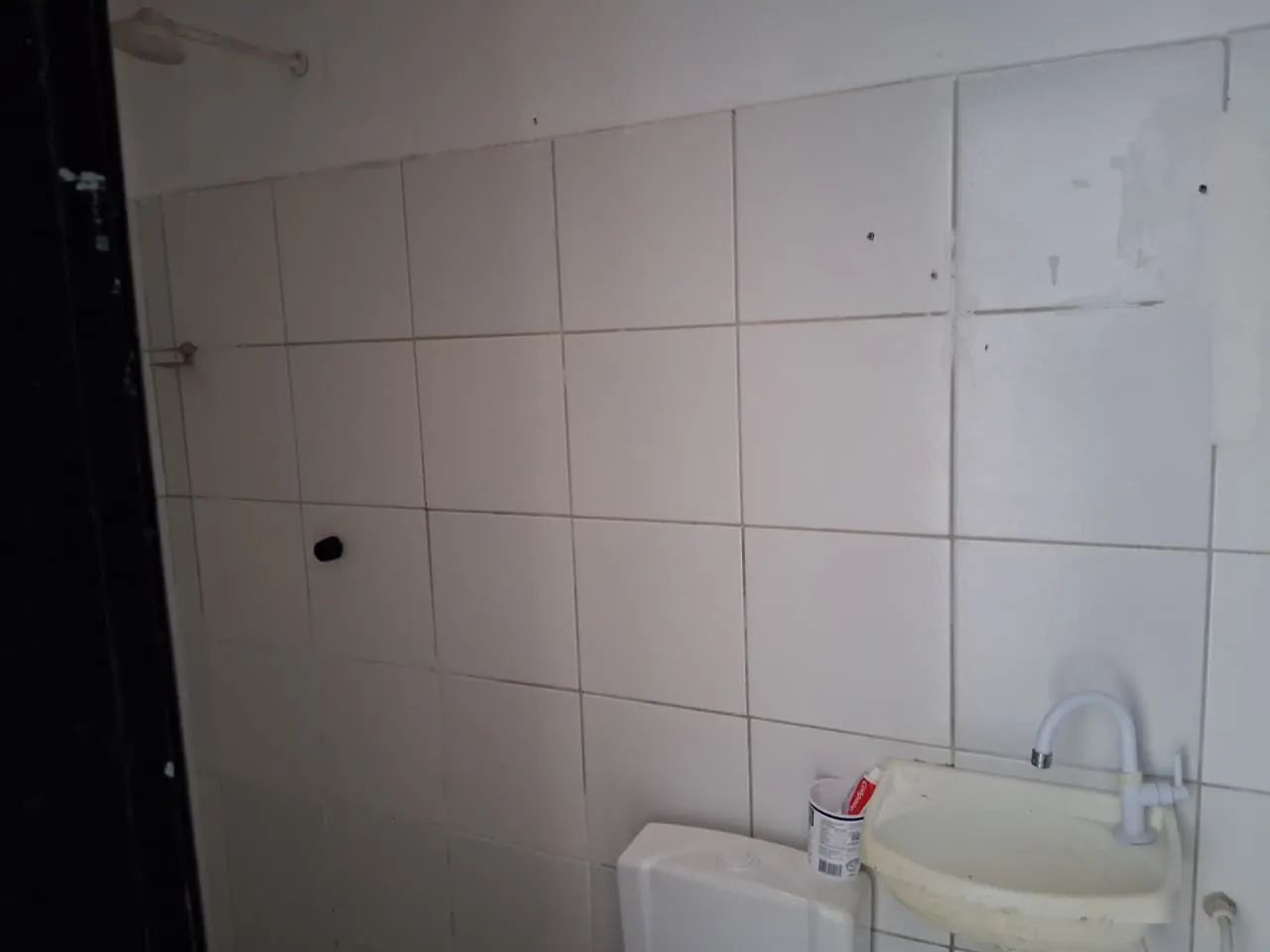 Casa com 2 quartos e quintal.