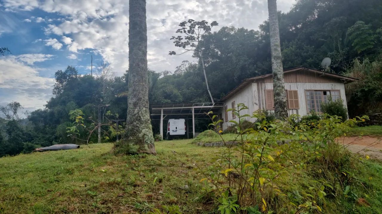 Terreno com 800m² com casa de madeira.
