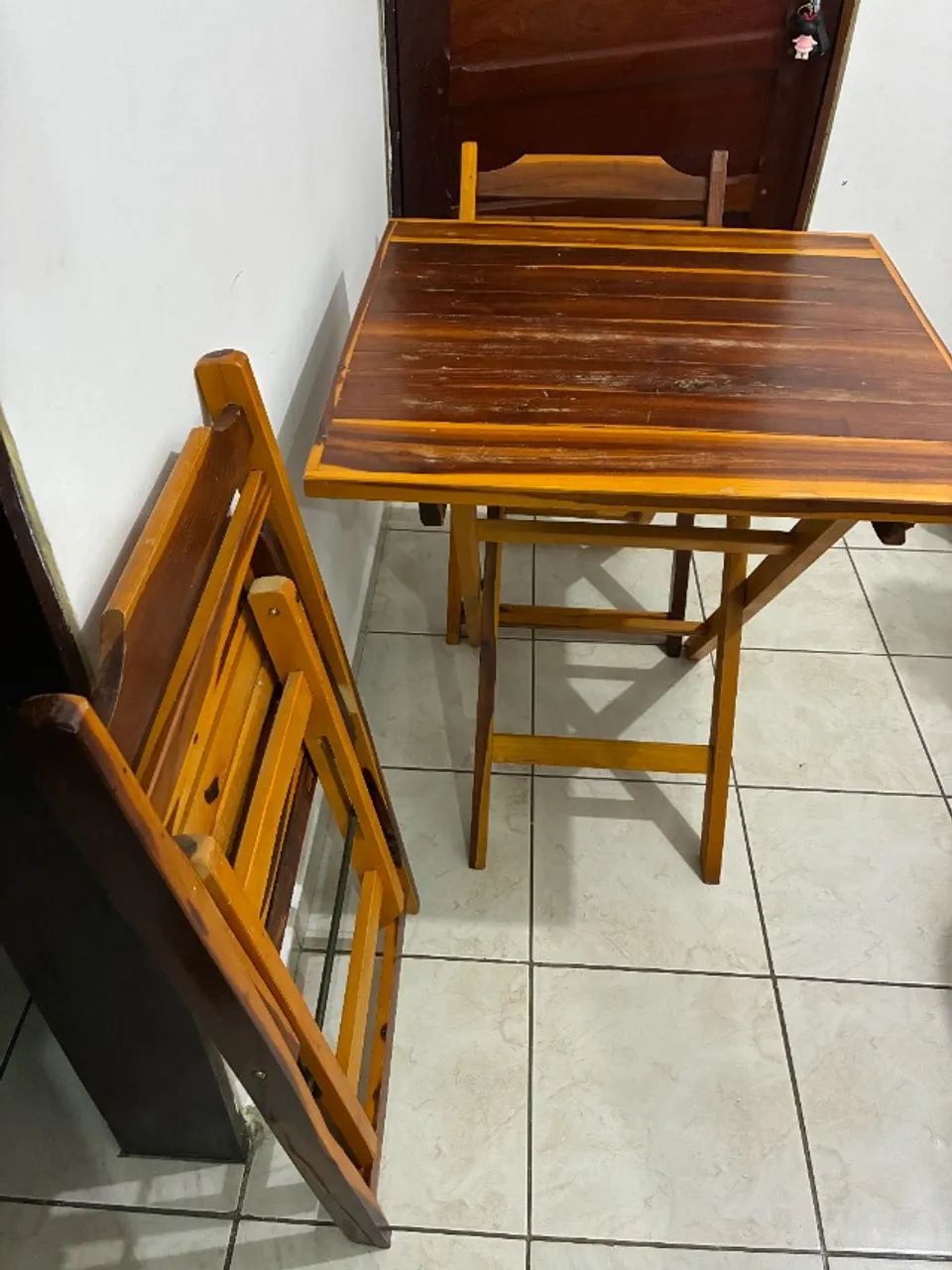 Conjunto mesa + 4 cadeiras dobráveis de madeira - Foto 2