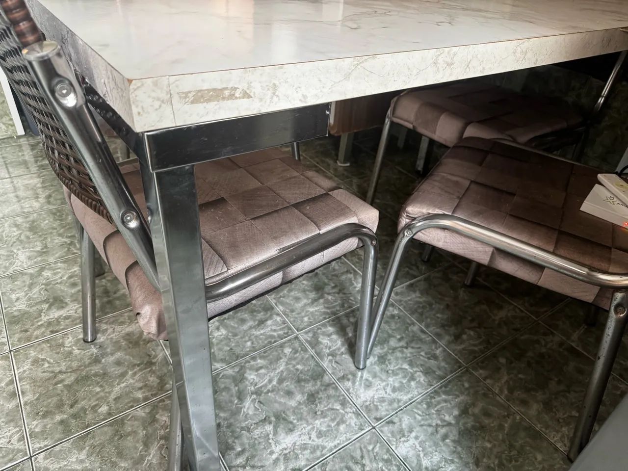 Mesa Retangular Marmorizada e 4 Cadeiras Acolchoadas - Foto 5