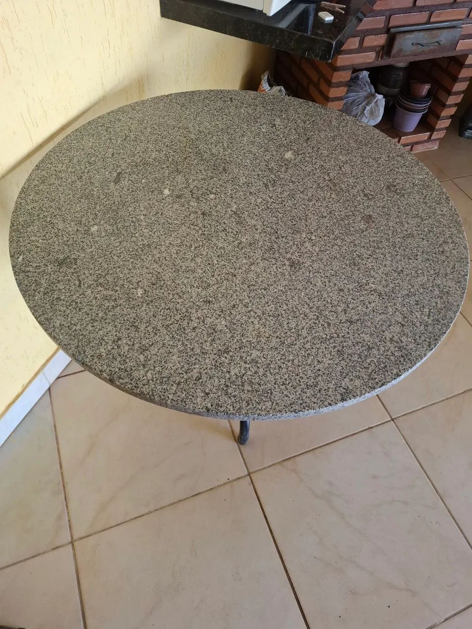 Mesa redonda com tampa de pedra