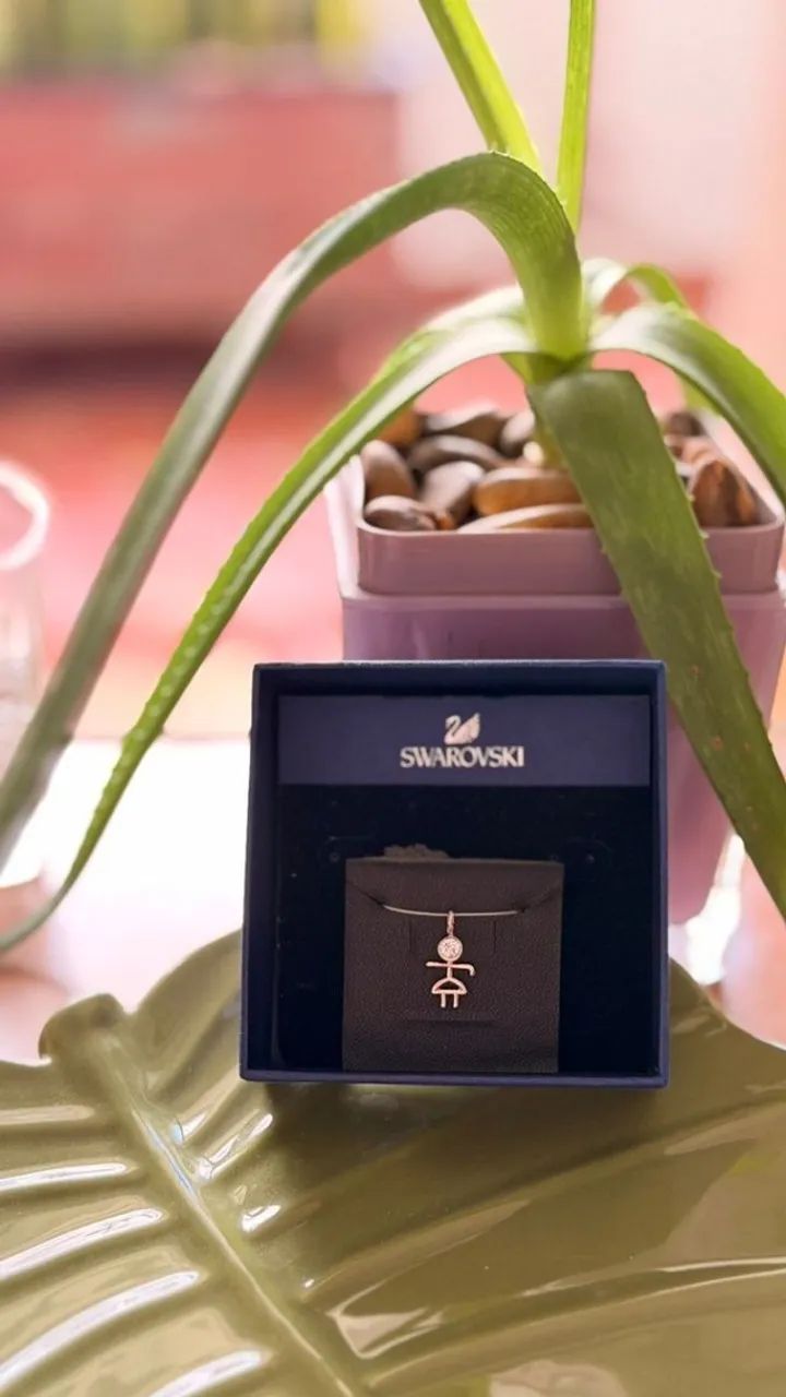 pingente swarovski de menina, novo
