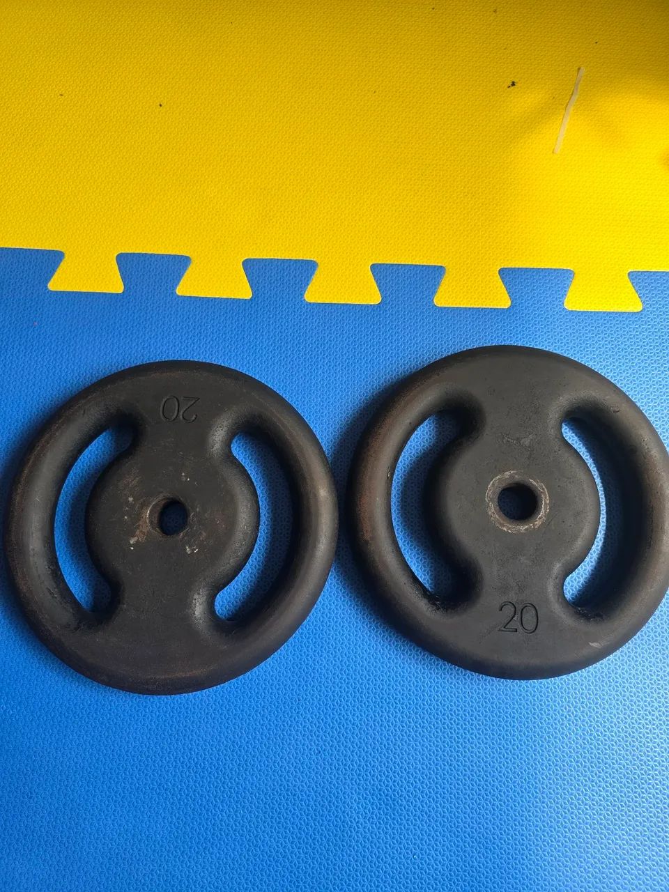 Anilhas de 20kg cada.