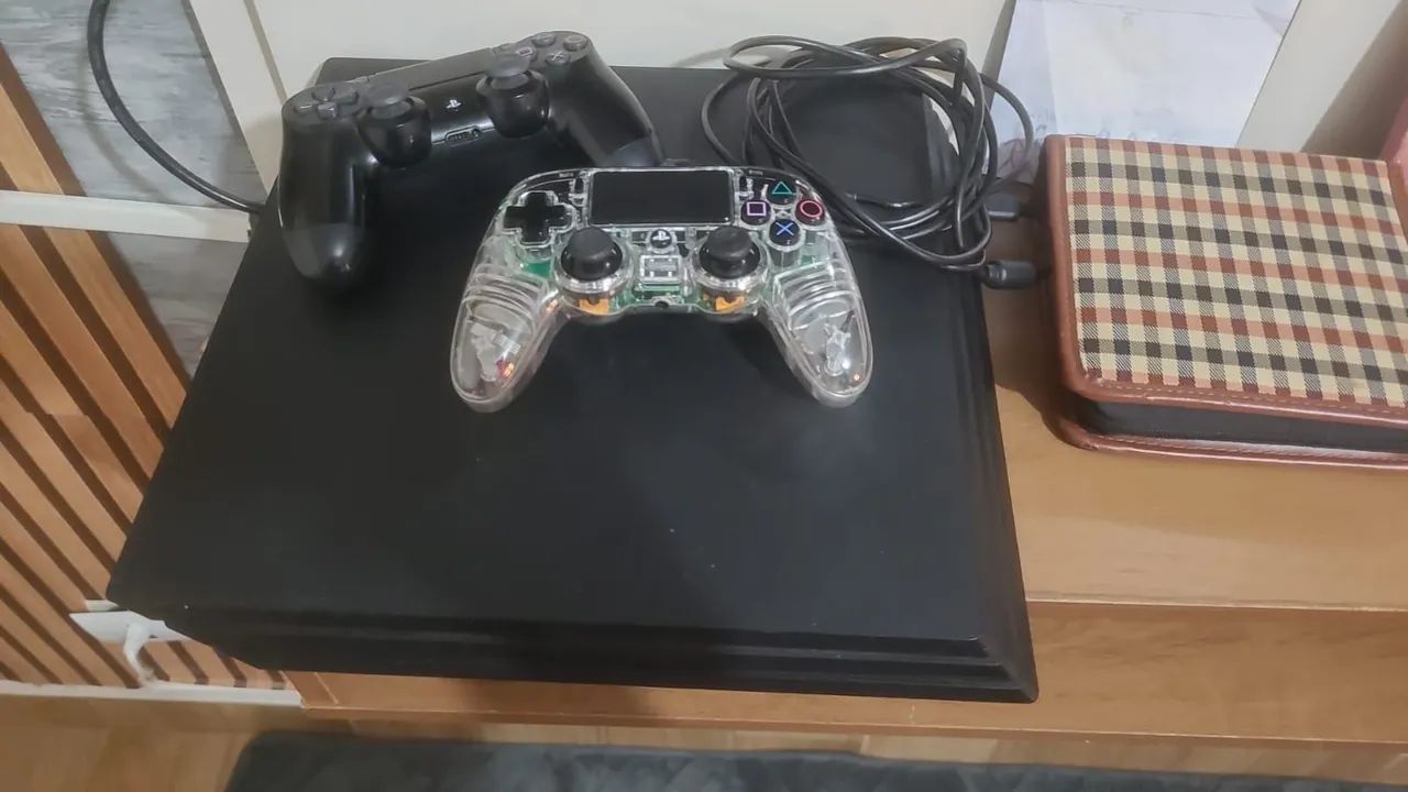 Ps4 pro 1 tera com 17 jogos todos mídia física com 2 controles 