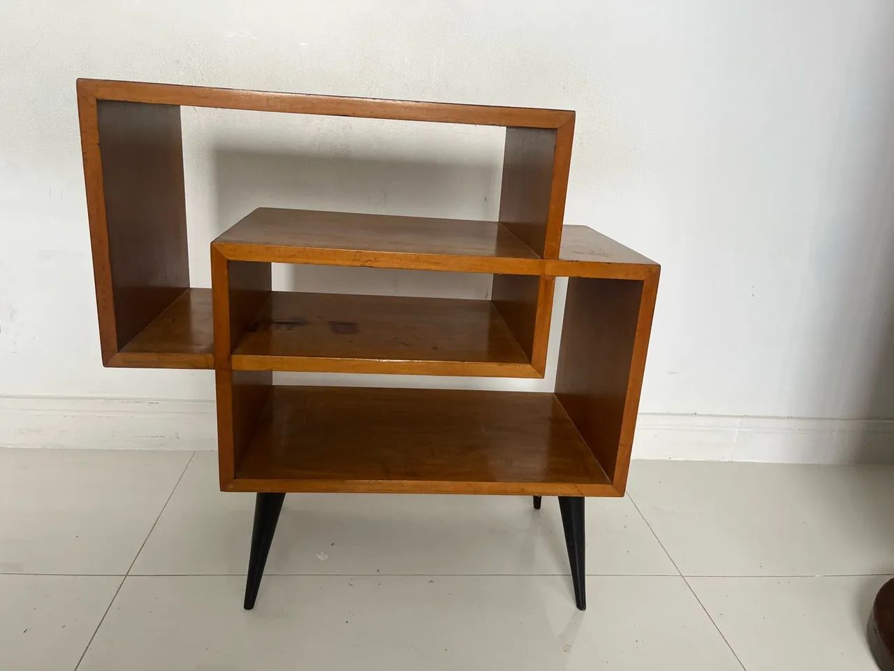 mesa lateral com nichos geométricos assimétricos - Foto 5