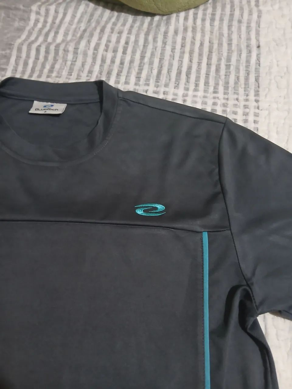 CAMISA BLUETECH EM BOAS CONDIÇÕES TAM M 