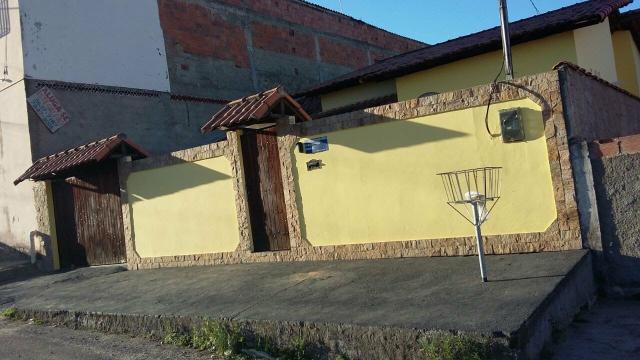 Aluga-se Casa com Piscina R$ 1.600