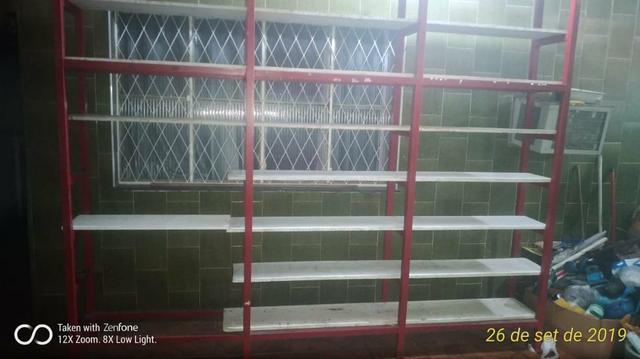 Estantes com prateleiras de madeiras - Foto 2