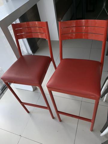 Conjunto de bancos altos e mesa