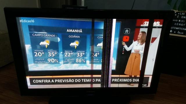 Televisão 90cm x 50cm