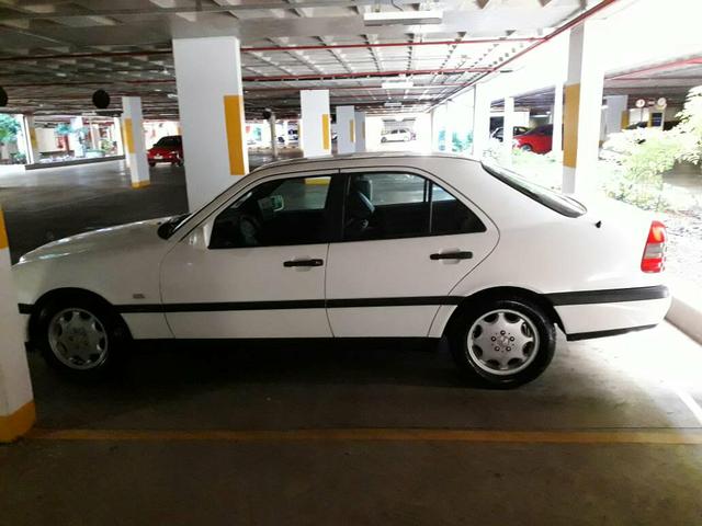 Vendo / troco Mercedes C180 ano 97 branca super conservada interior impecável teto solar - Foto 4