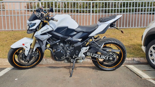 SUZUKI GSR 750