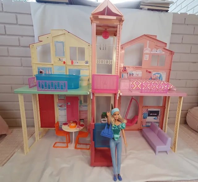 Casa da Barbie de 3 andares com guarda-sol pop-up, multicolorida