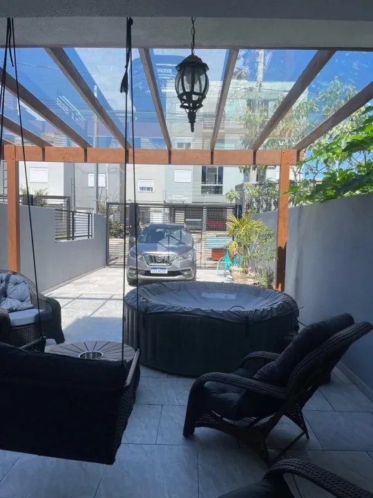 Casa individual com3 quartos uma suíte com sacada deck ,garagem para 2 carros 100% mobilia