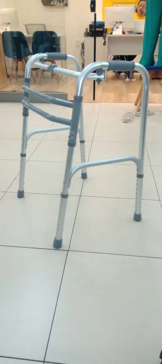 Andador articulado e fixo 3 barras.
