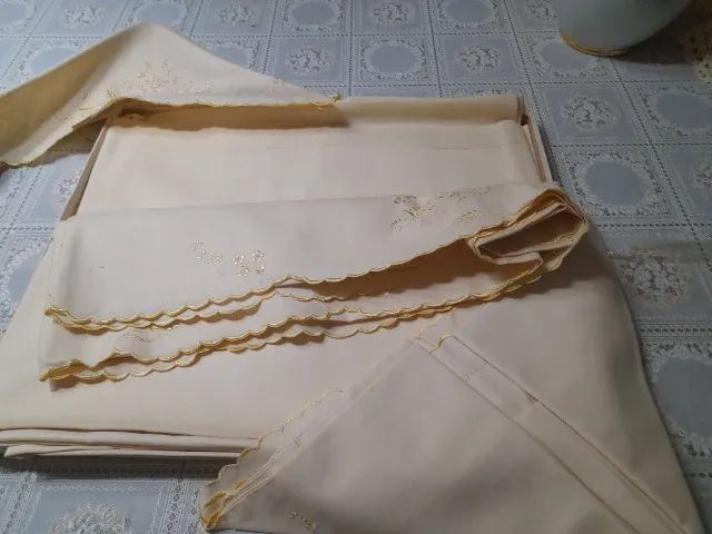 jogo de cama casal linho bordado na caixa antigo - Foto 3