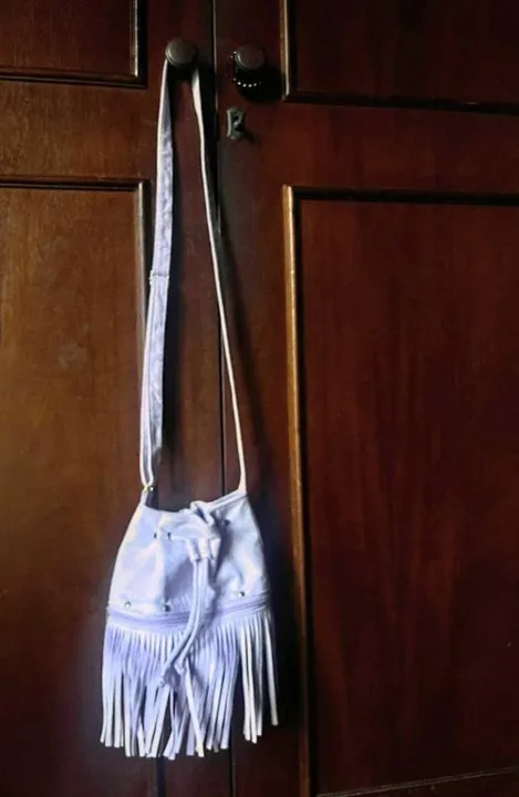Bolsa tiracolo com franjas