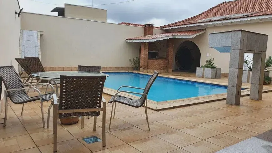 Casa térrea a venda com 04 dormitórios, 02 suítes, área gourmet e piscina, Porto Velho, Ro