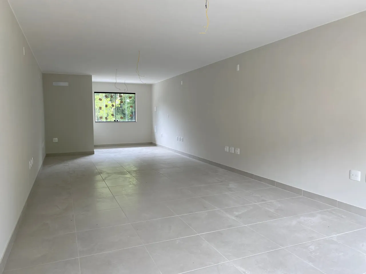 Sala comercial com 43m² e estacionamento para locação no Centro de Nova Friburgo - RJ
