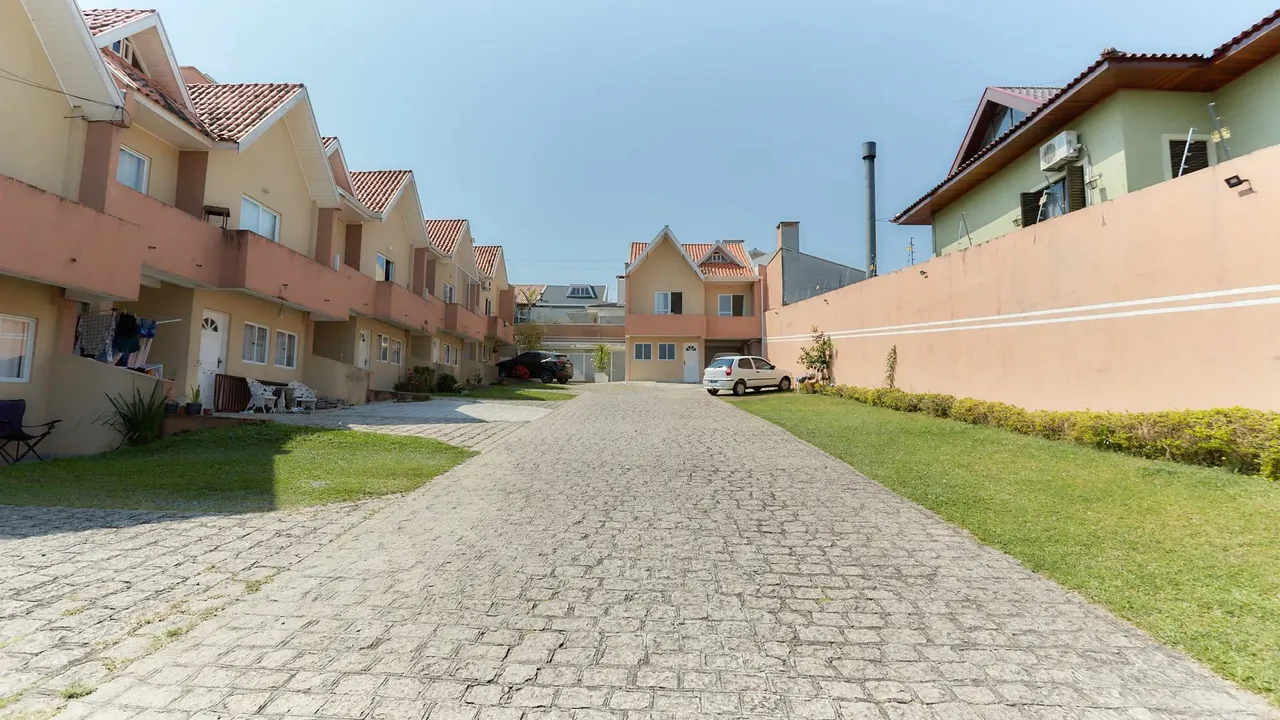 Venha conhecer este ótimo sobrado triplex em condomínio no São Bráz;