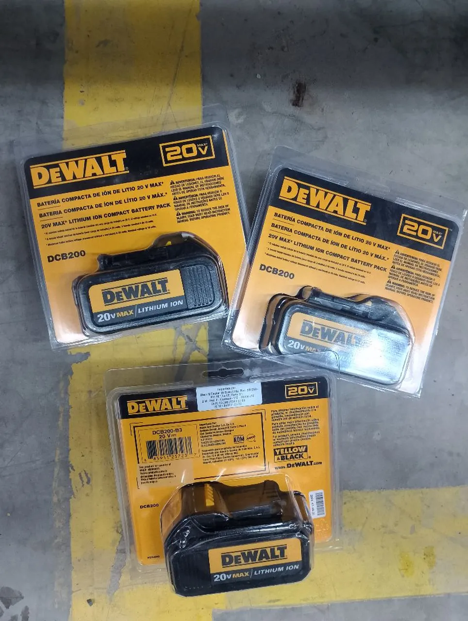 Bateria Dewalt 20V Max Lithium Ion DCB200 tenho três baterias por 1.000,00 reais 3AH