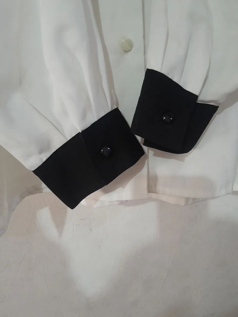 Camisa branca com bordado preto - Foto 4