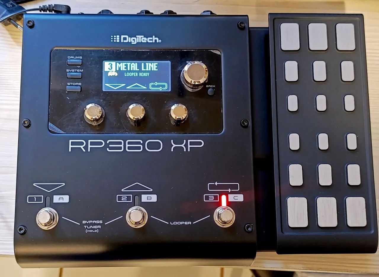 Pedaleira Digitech RP360 XP na caixa com acessórios - Instrumentos