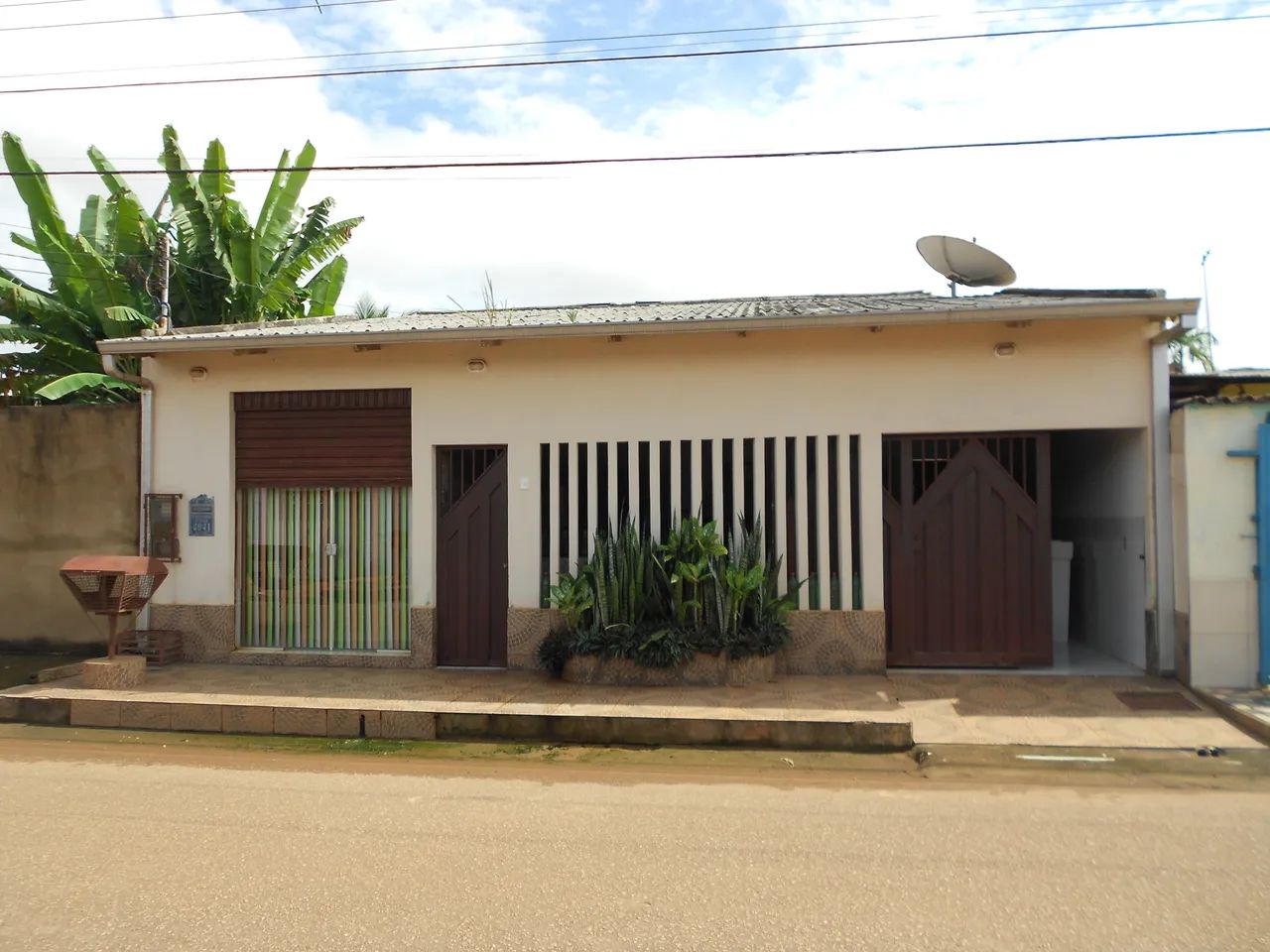 CASA TÉRREA COM 03 SUÍTES NO APONIÃ.