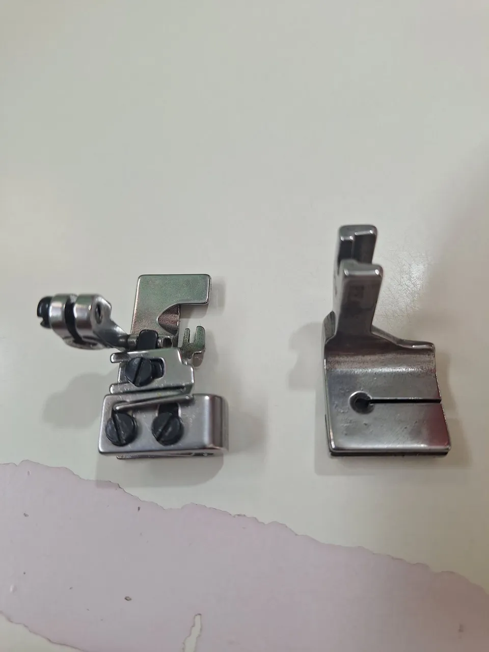 Calcador de franzir da maquina reta e overlock