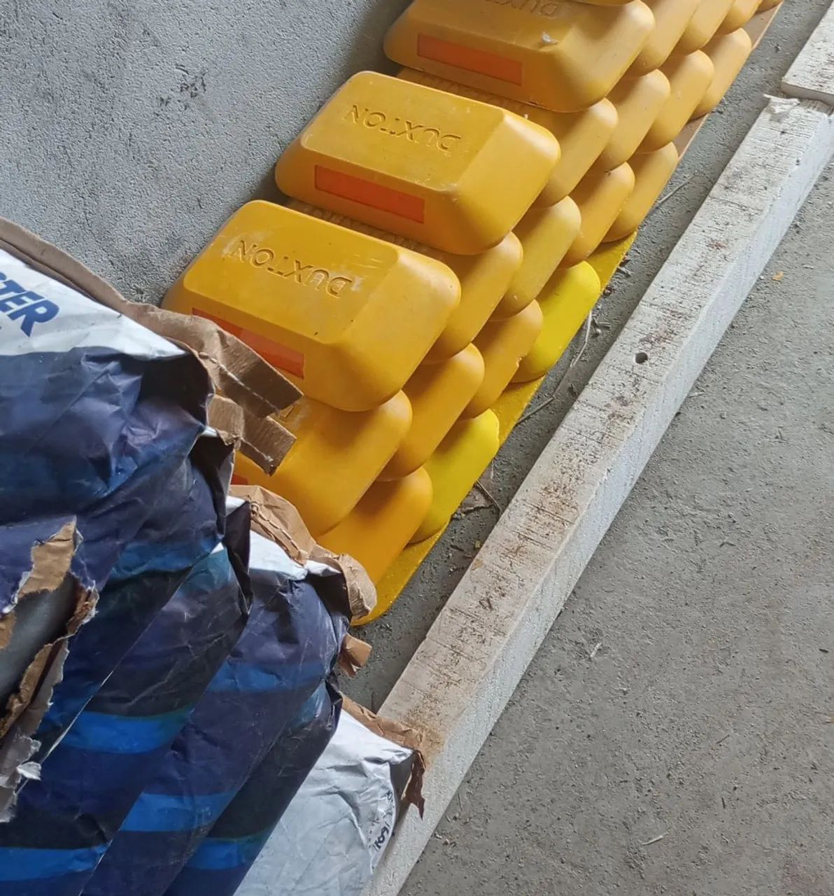 Tachões e tachinhas para sinalização horizontal viária - Foto 3