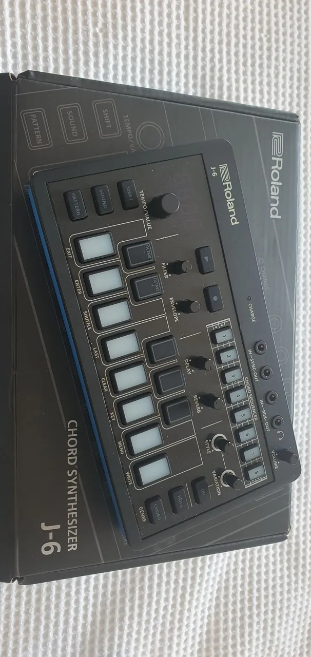 Roland J-6 Son do Júpiter 60 com gerador de acordes e harmonias- parece Novo, na caixa